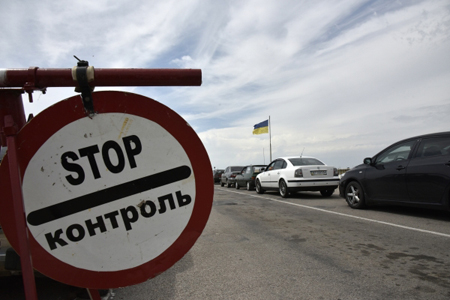 Украинские пограничники из-за сбоя ограничили пропуск автомобилей на двух пунктах пропуска на границе с Крымом