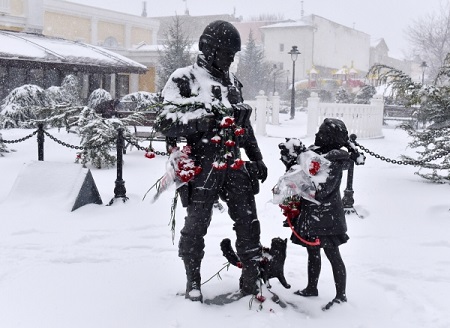 Арестован хулиган, обливший краской памятник "Вежливым людям" в Крыму
