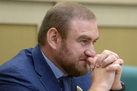 Задержанный сенатор Арашуков обвиняется, в том числе, в участии в преступном сообществе и убийстве