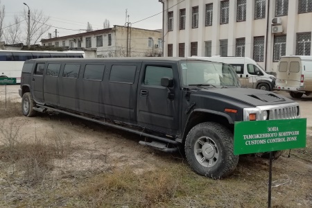Гражданин Украины лишился в Крыму лимузина Hummer