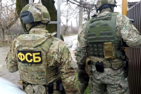 ФСБ проводит обыски в домах трех предполагаемых участников "Хизб ут-Тахрир" в Крыму