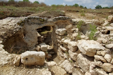 Археологи обнаружили фрагменты стен первых жилых домов Севастополя