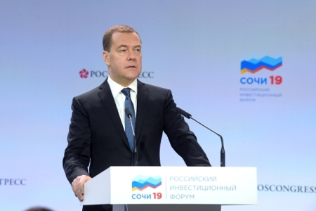 Медведев: государство не будет "из-под палки" заставлять бизнес инвестировать в нацпроекты