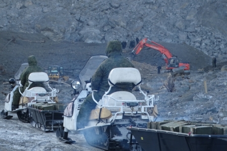 Группировка спасателей покидает район обрушения сопки в реку Бурея