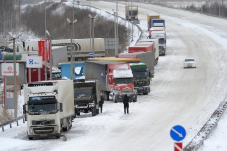 Около двух десятков машин и автобусов скопились на трассе в Оренбуржье из-за сильной метели