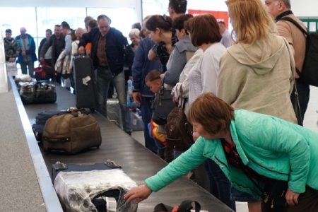 Семерых сотрудников аэропорта "Храброво" подозревают в кражах брендовых телефонов из багажа