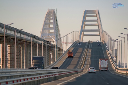 Более полумиллиона автомобилей проехали по Крымскому мосту за его первую зиму