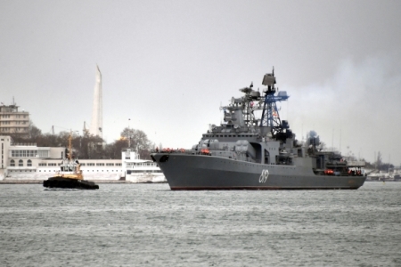 Ракетный корабль "Североморск" вышел в море из базы в Севастополе