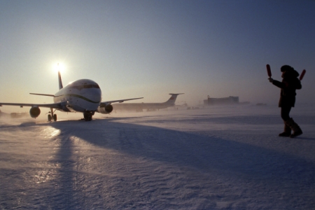 Самолет авиакомпании "Аврора" в аэропорту на Чукотке выкатился за пределы ВПП