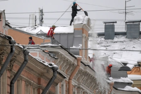 Челябинский губернатор потребовал срочно очистить крыши от наледи