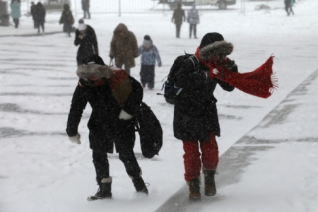 Сильный ветер, метели и мокрый снег ожидаются в трех регионах Урала