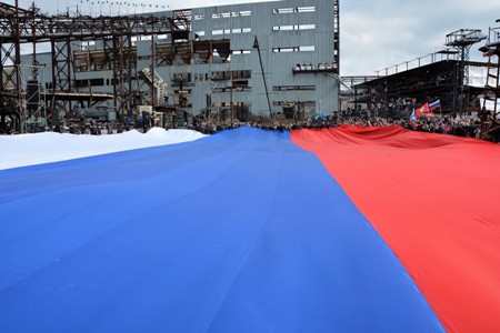 Самый большой флаг России развернули под Севастополем в честь годовщины крымского референдума