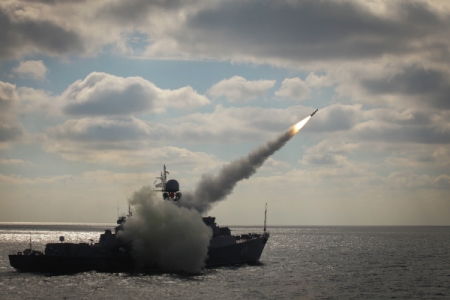 Пуски ракет и артиллерийские стрельбы провели на Камчатке корабли ВМФ