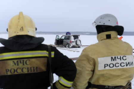 Зимнюю дорогу по льду Байкала на Ольхон закрыли из-за трещин и пропарины