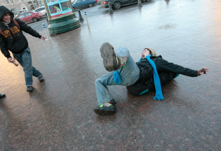 Больше тысячи жителей Великого Новгорода пострадали от гололеда этой зимой