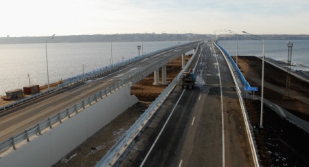 Российские строители полностью завершили соединение пролетов трансграничного моста "Нижнеленинское - Тунцзян"