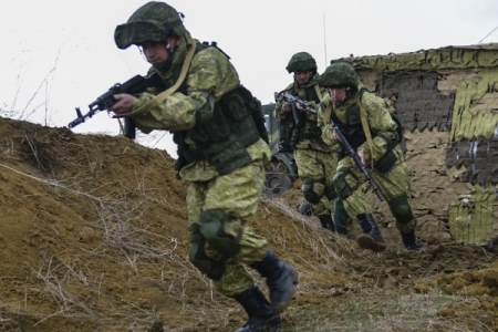 ВДВ на учениях в Крыму отрабатывают уничтожение объектов "противника"