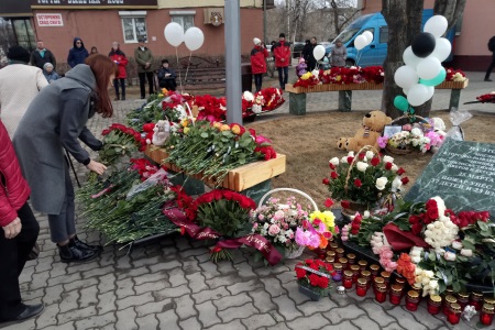 Кемеровчане несут цветы и игрушки к мемориалу в годовщину "Зимней вишни"