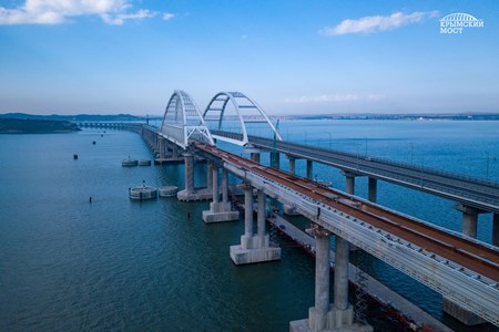 Строители моста через Керченский пролив соединили берега железнодорожными пролетами