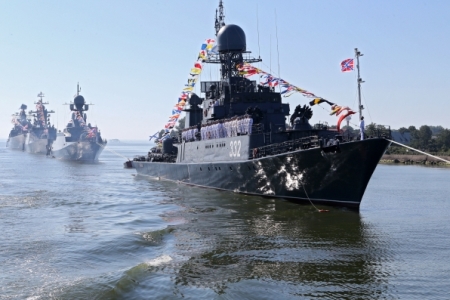 Ракетный крейсер и подлодки Северного флота поучаствуют в Главном морском параде на Балтике