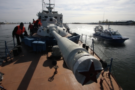 Задержанная пограничниками норвежская шхуна Arctic swan доставлена в порт Мурманска
