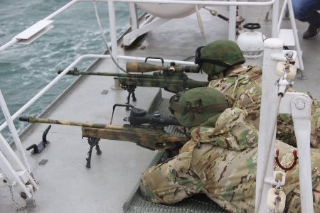 Пограничники, ЧФ и авиация ФСБ провели учения в Керченском проливе