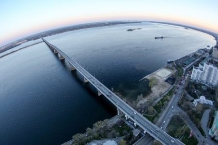 Саратовские подростки сняли на видео трехкилометровое путешествие внутри моста через Волгу