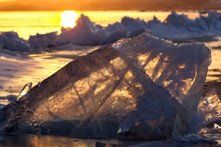 МЧС предупреждает об опасности пеших походов по льду на юге Байкала