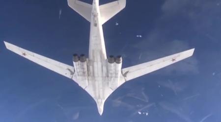 Стратегические бомбардировщики Ту-160 выполнили полет над Черным морем