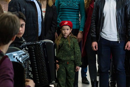 Две сотни человек спели "Катюшу" в симферопольском аэропорту