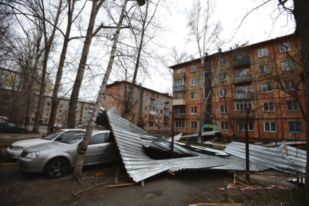 Обшивка зданий повреждена в Салехарде из-за сильного ветра
