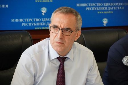 Глава Минздрава Дагестана Д.Гаджиибрагимов: "Объединение медучреждений в республике не приведет к сокращению медработников и снижению их зарплат"