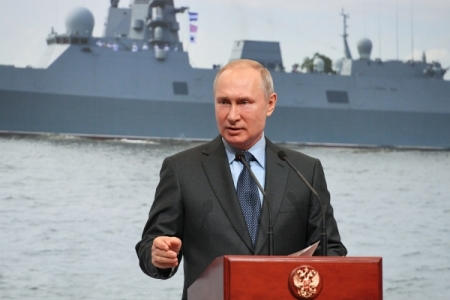 Путин понаблюдал за спуском на воду подлодки спецназначения "Белгород"