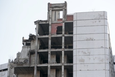 Проблемный 400-квартирный дом в Сочи начали сносить