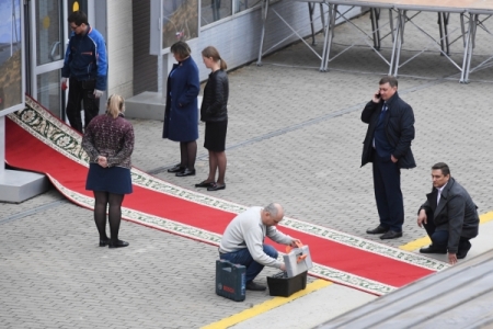 Красная дорожка и оркестр ожидают Ким Чен Ына на железнодорожном вокзале Владивостока