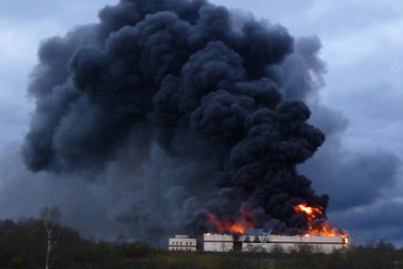 На заводе "Красмаш" огнем охвачено 5 тыс.кв.м, пожару присвоен повышенный уровень сложности
