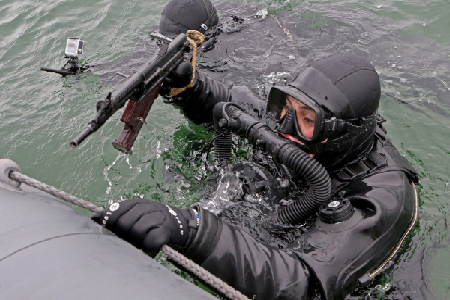Боевые пловцы на учении в Крыму "нейтрализовали" подводных диверсантов