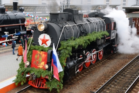 Ретро-поезд "Победа" проехал по Владивостоку