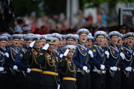 Парад в Севастополе открыла легендарная "Катюша"