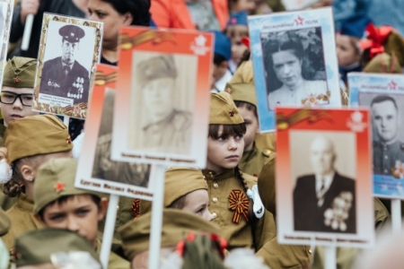 Участники "Бессмертного полка" смогут увековечить своих героев в мультимедийной "Дороге памяти" - Минобороны РФ