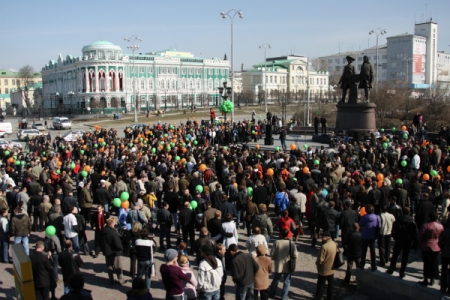 Жители Екатеринбурга провели акцию против строительства храма в центре города