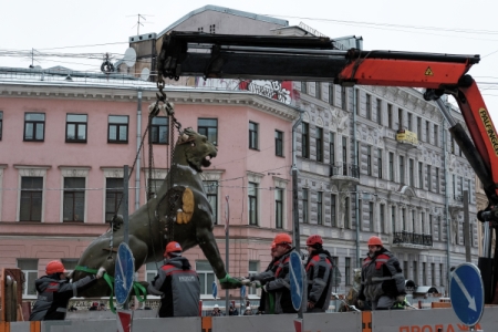 Скульптуры грифонов начали монтировать на Банковский мост