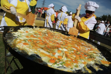 Рекордных размеров омлет изготовят на фестивале "ЯйцеФест" в Подмосковье