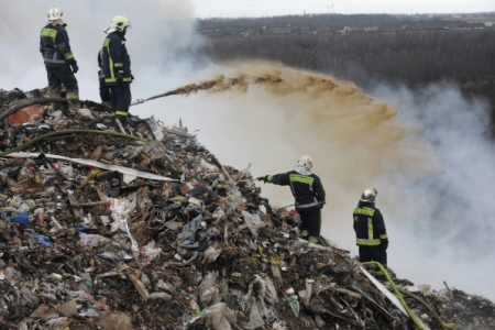 Очаги тления ликвидируют на горевшем мусорном полигоне в Омске
