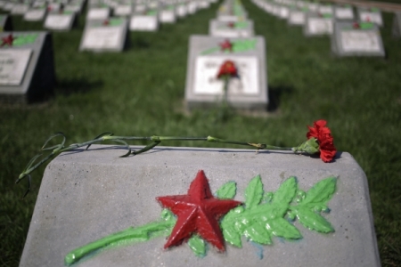 На свалке в Мурманске нашли надгробные плиты с именами советских воинов