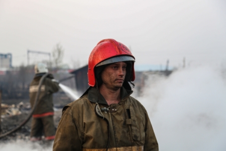 Автоцентр Hyundai горит в Кемерово