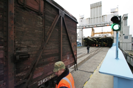 Работа паромной линия Усть-Луга - Балтийск возобновлена, но ситуация нестабильна