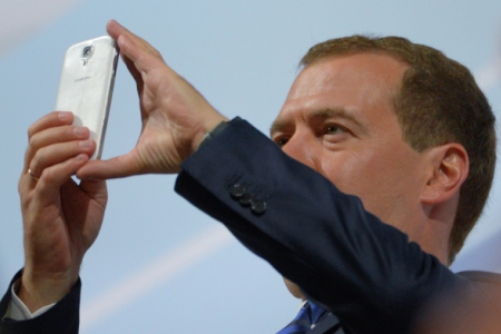 Медведев проинспектировал новые спортивные объекты для детей в Воронежской области