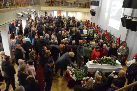 Сотни жителей Мурманска пришли проститься с жертвами авиакатастрофы в "Шереметьево"