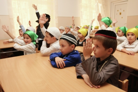 Воспитателей в детсадах обучат работать с детьми мигрантов, плохо говорящими по-русски